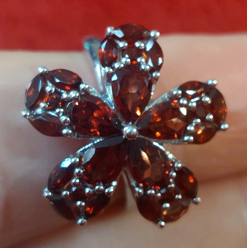 stunning garnet sterling silver flower ring size 6 NWOT
